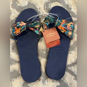 NEW Navy tropical print Havaianas fabric flip flops. SO CUTE! 🌴🌺🧡